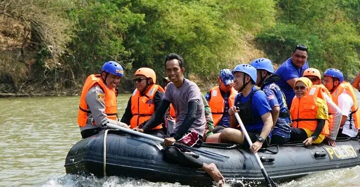 Bupati Bersama Forkopimda Susuri Sungai Pastikan Penyebab Timbunan Sampah di Pantai Cibutun