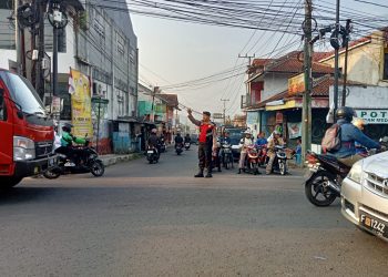 Berikan Pelayanan Kepada Masyarakat, Unit Samapta Polsek  Lembursitu Laksanakan Pengaturan Lalu Lintas