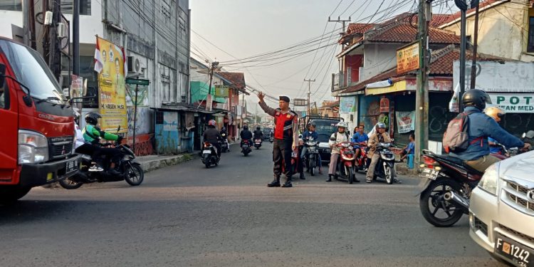Berikan Pelayanan Kepada Masyarakat, Unit Samapta Polsek  Lembursitu Laksanakan Pengaturan Lalu Lintas