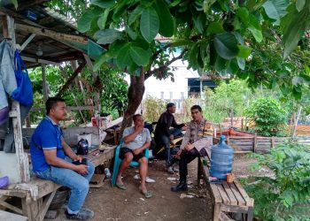Sambang Warga Dengan Humanis, Bhabinkamtibmas Sampaikan Pesan Kamtibmas Kepada Warganya