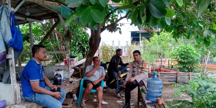 Sambang Warga Dengan Humanis, Bhabinkamtibmas Sampaikan Pesan Kamtibmas Kepada Warganya