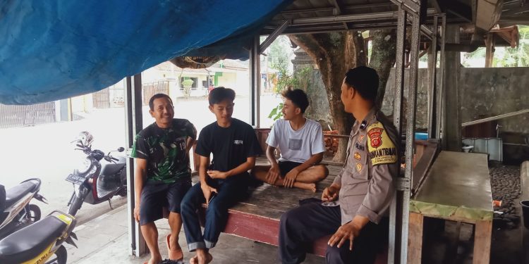 Wujudkan Polri Presisi, Bhabinkamtibmas Sambang Warga Sembari Dialogis