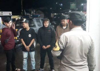 Cegah Kenakalan Remaja, Bhabinkamtibmas Temui Anak Muda Sedang Nongkrong