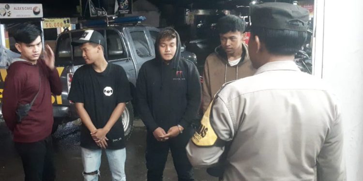 Cegah Kenakalan Remaja, Bhabinkamtibmas Temui Anak Muda Sedang Nongkrong