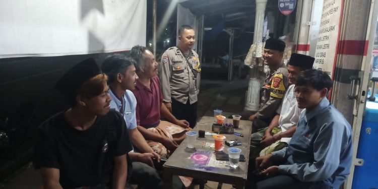 Bhabinkamtibmas Blusukan Malam Untuk Mengunjungi Salah Satu Warganya