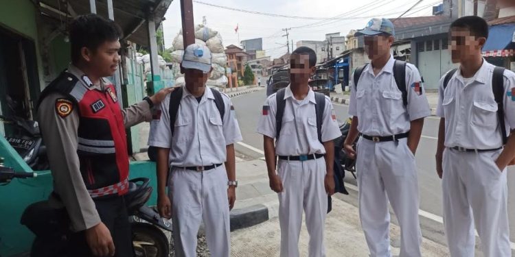 Patroli Siang, Unit Samapta Polsek Lembursitu Antisipasi Tawuran Pelajar Saat Bubaran Sekolah