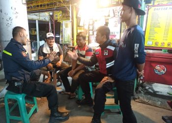 Berikan Rasa Aman, Polsek Lembursitu Patroli Malam Dialogis Sambangi Warga