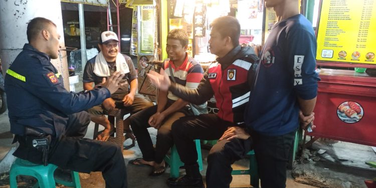 Berikan Rasa Aman, Polsek Lembursitu Patroli Malam Dialogis Sambangi Warga