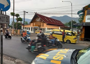 Wujudkan Pelayanan Prima, Polisi Polsek Lembursitu Turlalin Pagi dan Sore