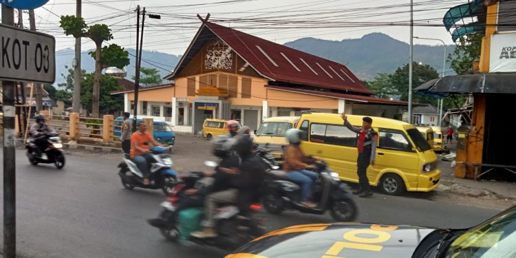 Wujudkan Pelayanan Prima, Polisi Polsek Lembursitu Turlalin Pagi dan Sore