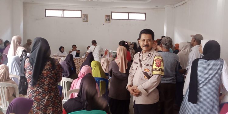 Selalu Hadir di Tengah Masyarakat Bhabinkamtibmas Pengamanan dan Monitoring Penyaluran Beras