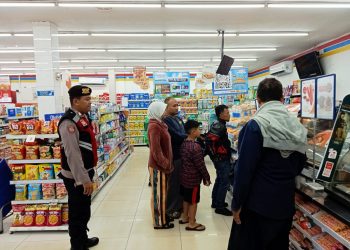 Sampaikan Pesan Kamtibmas, Unit Samapta Polsek Lembursitu Sambang ke Indomaret dan Alfamart