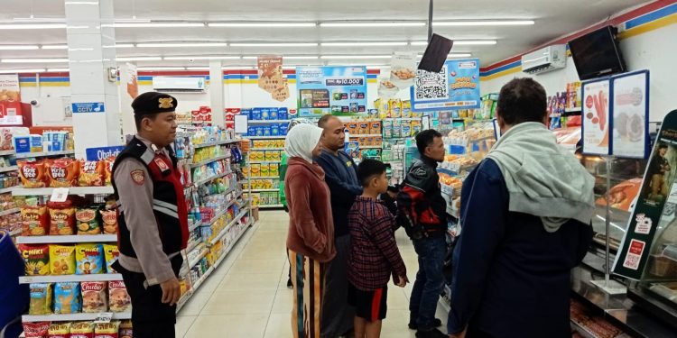 Sampaikan Pesan Kamtibmas, Unit Samapta Polsek Lembursitu Sambang ke Indomaret dan Alfamart