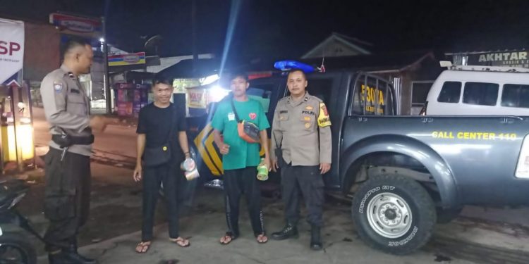 Sambang Di Malam Hari Sebagai Upaya Bhabinkamtibmas Menjaga Kamtibmas Di wilayah Binaan