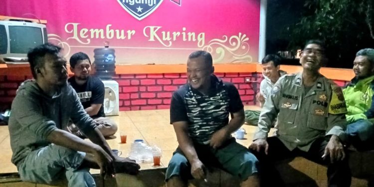 Jalin kerjasama Bhabinkamtibmas Sambangi Petugas Ronda Malam
