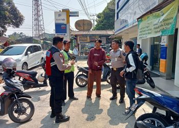 Sambang ke Obyek Vital ,Anggota Samapta Polsek Lembursitu Patroli Dialogis dengan Satpam Bank