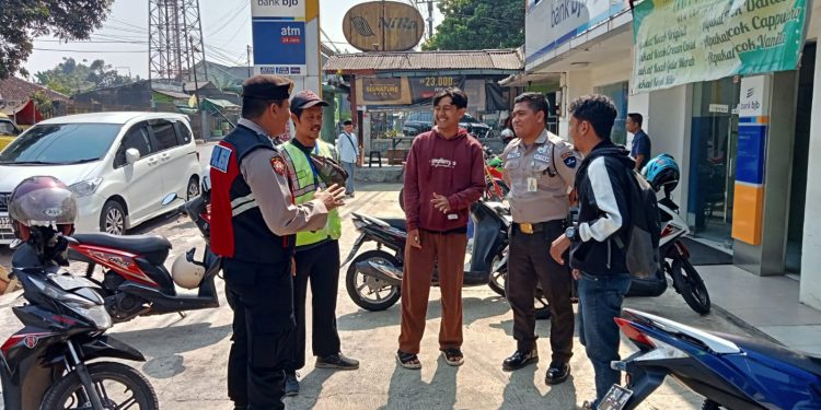 Sambang ke Obyek Vital ,Anggota Samapta Polsek Lembursitu Patroli Dialogis dengan Satpam Bank