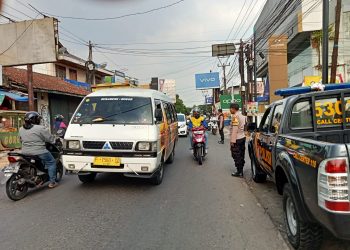 Pelayanan Kepada Masyarakat, Anggota Polsek Lembursitu Pengaturan Lalu Lintas