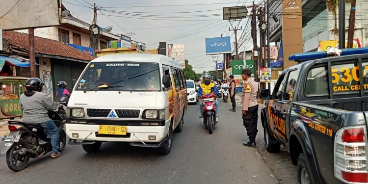 Pelayanan Kepada Masyarakat, Anggota Polsek Lembursitu Pengaturan Lalu Lintas
