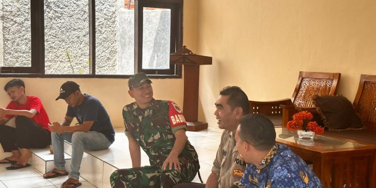 Sinergitas TNI-POLRI, Babinsa Dan Bhabinkamtibmas Melaksanakan Giat Sambang Berkoordinasi Dengan Staf Kelurahan Cipanengah