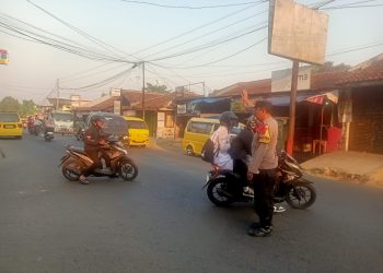 Wujud Pelayanan Guna Kelancaran Lalu Lintas Anggota Polsek Lembursitu Laksanakan Pengaturan Lalu Lintas di Pagi Hari