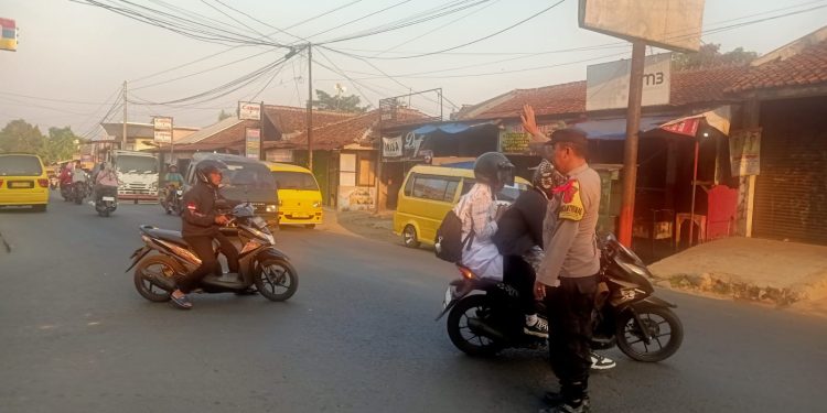 Wujud Pelayanan Guna Kelancaran Lalu Lintas Anggota Polsek Lembursitu Laksanakan Pengaturan Lalu Lintas di Pagi Hari