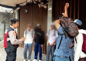 Patroli Siang, Anggota Samapta Polsek Lembursitu Antisipasi Tawuran Pelajar Saat Bubaran Sekolah