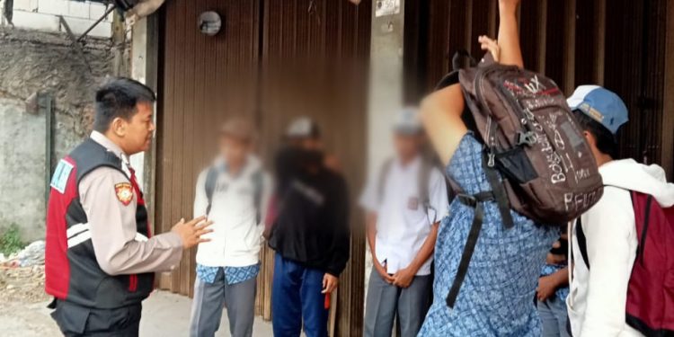 Patroli Siang, Anggota Samapta Polsek Lembursitu Antisipasi Tawuran Pelajar Saat Bubaran Sekolah