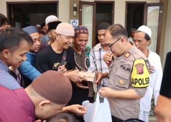 Polres Sukabumi Kota Melalui Polsek Warudoyong Melaksanakan Jum’at Berbagi di Mesjid Arramah