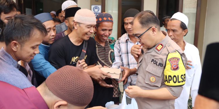Polres Sukabumi Kota Melalui Polsek Warudoyong Melaksanakan Jum’at Berbagi di Mesjid Arramah