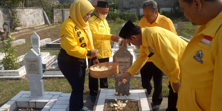 Peringati HUT ke-59, Partai Golkar Kota Sukabumi Ziarah ke Makam Tokoh dan Pejuang Golkar