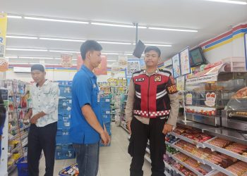 Sampaikan Pesan Kamtibmas, Unit Samapta Polsek Lembursitu Sambang ke Minimarket