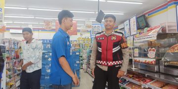 Sampaikan Pesan Kamtibmas, Unit Samapta Polsek Lembursitu Sambang ke Minimarket