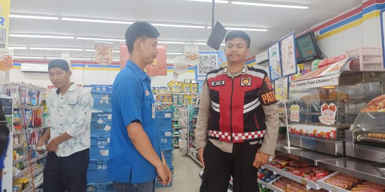 Sampaikan Pesan Kamtibmas, Unit Samapta Polsek Lembursitu Sambang ke Minimarket