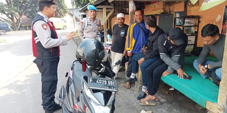 Sambangi Ojeg Pangkalan, Unit Patroli Polsek Lembursitu Beri Himbauan Kamtibmas