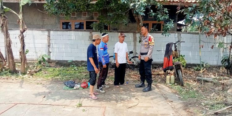 Bhabinkamtibmas Polsek Lembursitu Selalu Hadir di Tengah Masyarakat Melaksanakan Sambang