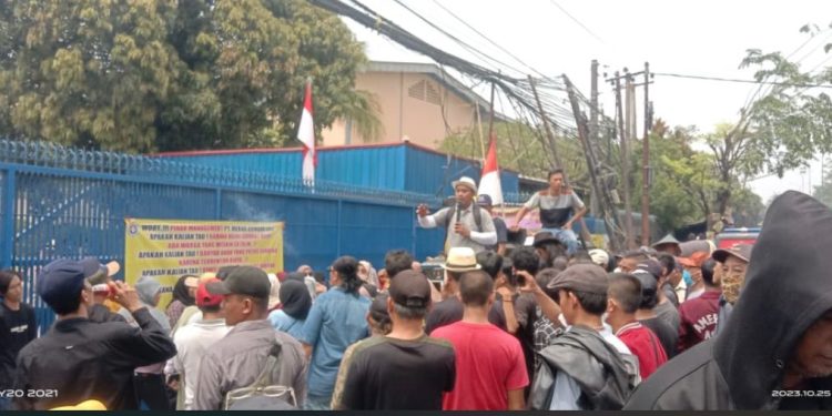 Warga Legon Geruduk PT.Mekar Armada Jaya Tuntut CSR