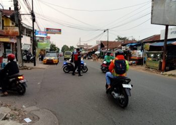 Anggota Samapta Polsek Lembursitu Lakukan Gatur Lalin Sore Hari