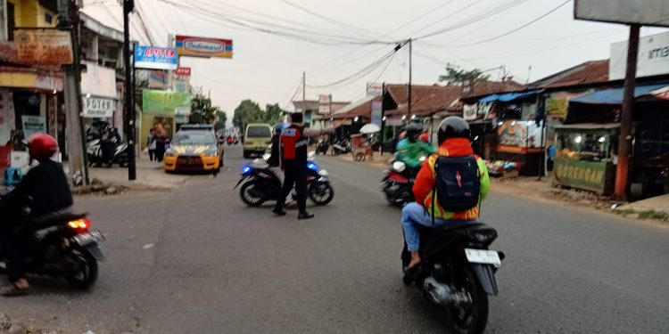 Anggota Samapta Polsek Lembursitu Lakukan Gatur Lalin Sore Hari