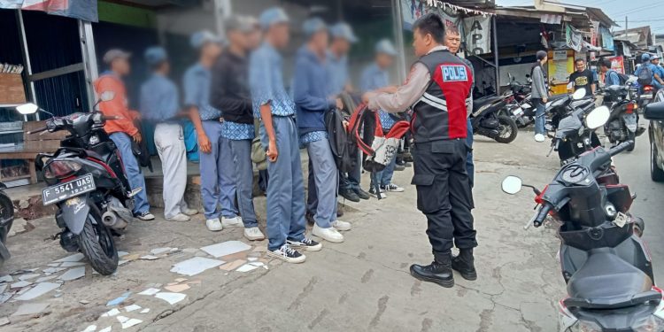 Antisipasi Bubaran Anak Sekolah,anggota Polsek Lembursitu Lakukan Sambang dan Patroli