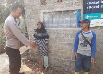 Melaksanakan Sambang dan Silaturahmi Kamtibmas Kepada Warga