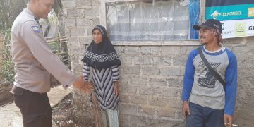 Melaksanakan Sambang dan Silaturahmi Kamtibmas Kepada Warga