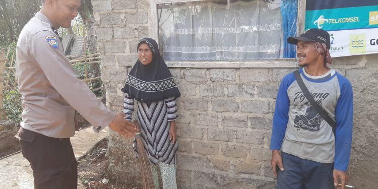 Melaksanakan Sambang dan Silaturahmi Kamtibmas Kepada Warga