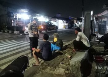 Sambangi Warga Pada Malam Hari, Bhabinkamtibmas Polsek Lembursitu Polres Sukabumi Kota Ajak Warga Jaga Kamtibmas