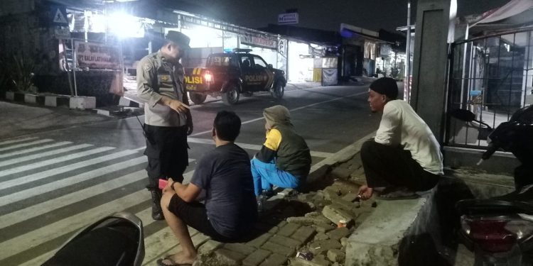 Sambangi Warga Pada Malam Hari, Bhabinkamtibmas Polsek Lembursitu Polres Sukabumi Kota Ajak Warga Jaga Kamtibmas