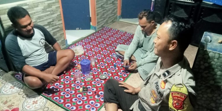 Jalin Kedekatan Dengan Tokoh Masyarakat, Bhabinkamtibmas Sambang Ke Wilayah Binaannya