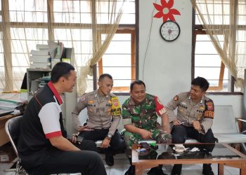 Sinergitas TNI – POLRI, Bhabinkamtibmas dan Babinsa Laksanakan Sambang ke Kantor Kelurahan