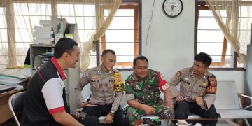 Sinergitas TNI – POLRI, Bhabinkamtibmas dan Babinsa Laksanakan Sambang ke Kantor Kelurahan