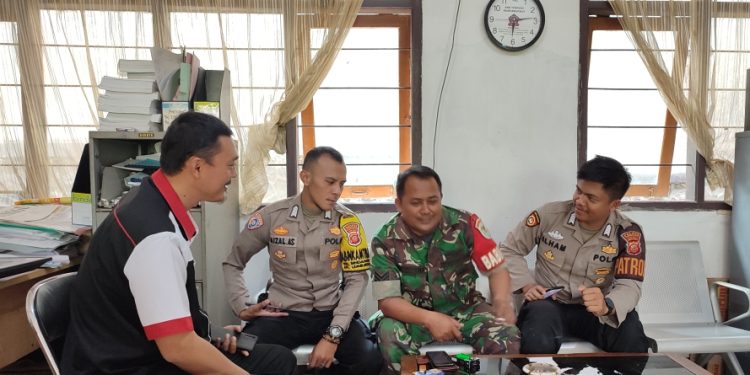 Sinergitas TNI – POLRI, Bhabinkamtibmas dan Babinsa Laksanakan Sambang ke Kantor Kelurahan