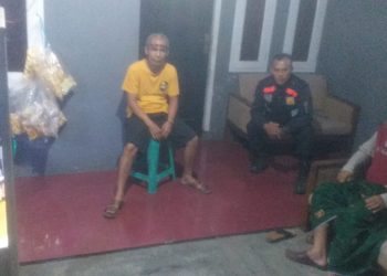 Sambangi Warga Malam Hari Bhabinkamtibmas Polsek Lembursitu Sampaikan Pesan Kamtibmas Kepada Warga Binaannya